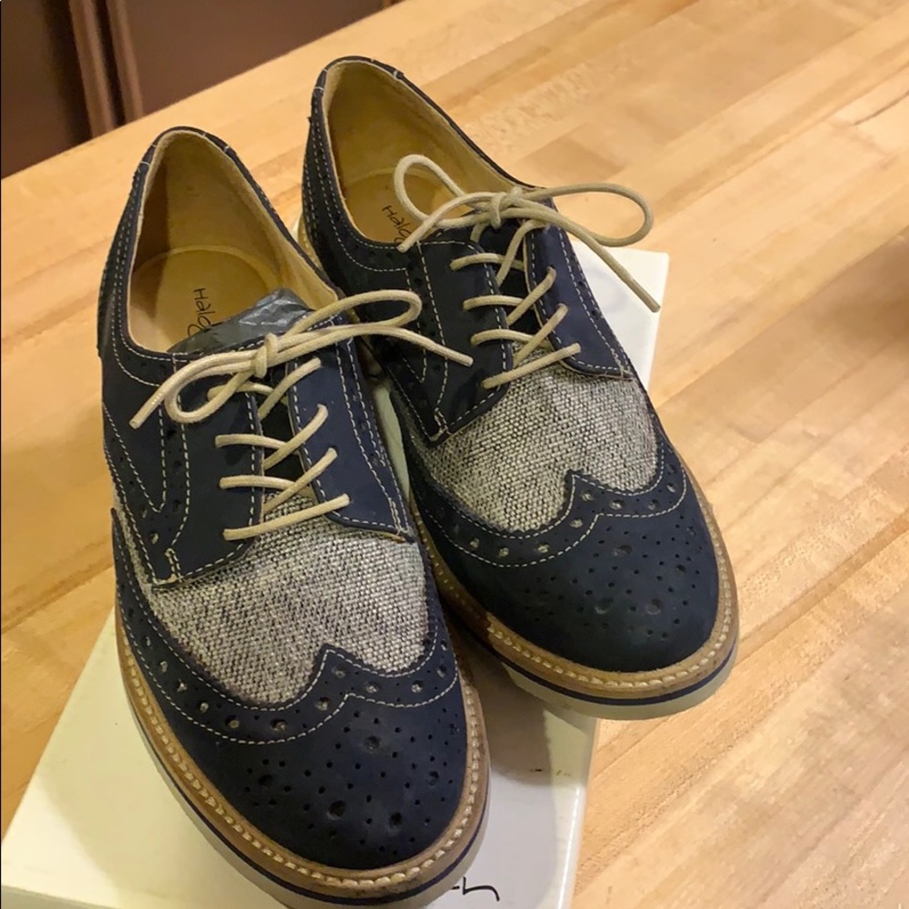 Halogen wingtip women’s shoe, navy